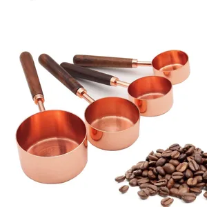 Set di misurini in oro rosa con manici in legno per cucina pasticceria e chicchi caffè