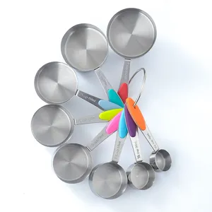 Set van roestvrijstalen maatbekers en lepels met kleurrijke siliconen handvatten voor de keuken.