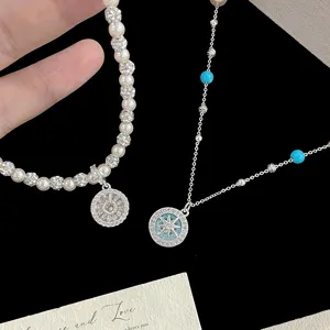 Vue détaillée de deux colliers élégants avec perles, billes bleues et pendentifs étoiles