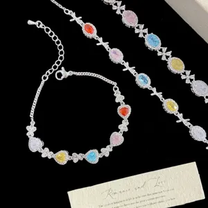 Detalle de pulseras de circonita con corte de flor de hielo sobre terciopelo negro.