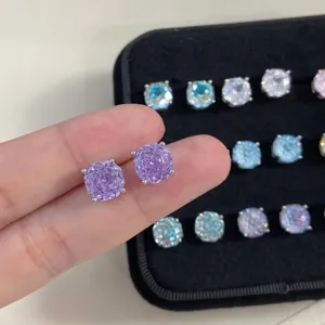 Dettaglio di orecchini a lobo in zircone viola taglio Millennium rose in argento