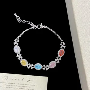 Detalle de una pulsera de plata con cinco circonitas ovaladas de colores corte hielo