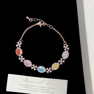 Primer plano de una elegante pulsera de oro rosa con circonitas de varios colores