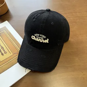 Vintage gerafelde honkbalpet met stijlvolle letterborduursouvenirs voor dagelijks gebruik.