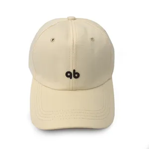 Gedetailleerd overzicht van de beige katoenen honkbalpet met leuk borduursel en ventilatie.