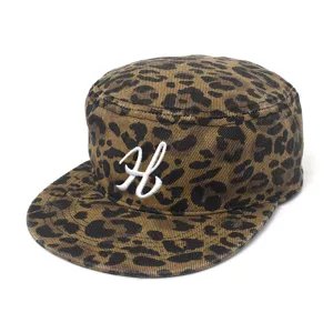 Leopardmuster Flachkrempe Kappe mit weißer bestickter Buchstabe H für Streetwear Alltag