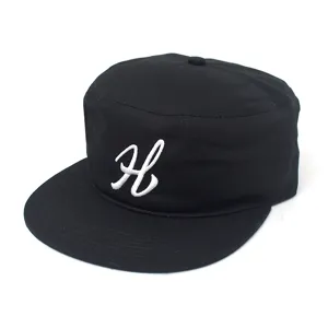 Schwarze Flat-Top-Mütze mit weißer Schreibschrift H Bestickung, lässiger Streetwear-Stil.