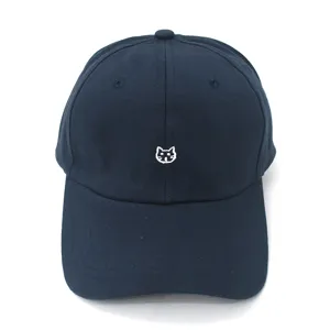 Stijlvolle donkerblauwe honkbalpet met geborduurde schattige kat voor zonbescherming.