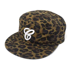 Detailaufnahme der stylischen Leo-Muster Flat-Brim Cap mit weißem bestickten Buchstaben C.