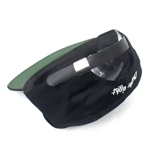 Schwarzer Flat Brim Snapback Hut mit gruenem Unterrand und gestickten Letter Details.