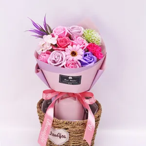 Mooi boeket van 11 gemengde zeeprozen in roze en paars cadeauverpakking met mandje