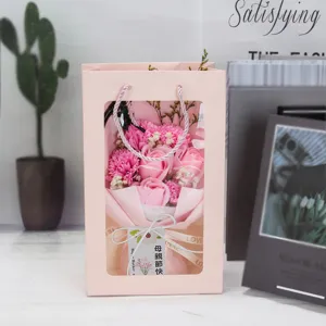 Vista detallada de un ramo de flores de jabón rosa en una bolsa de regalo