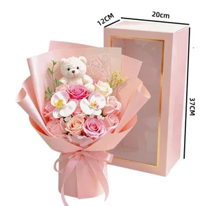 Rosa Seifenblumenstrauß mit weißem Teddybären und Geschenkbox, Maße 20x12x37cm