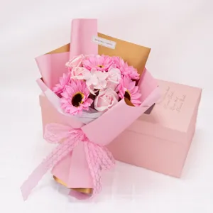 Hermoso ramo de flores de jabón rosa con girasoles y rosas en una caja de regalo a juego