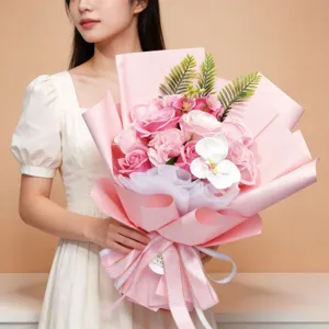 Elegante ramo de rosas y claveles de jabón rosa hecho a mano sostenido por una modelo