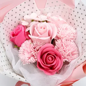Gedetailleerd overzicht van roze zeepbloemenboeket met rozen en anjers in elegante verpakking.