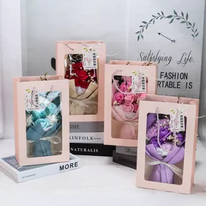 Ramos de flores de jabón mixtos en bolsas de regalo rosas con diseños de rosas y claveles