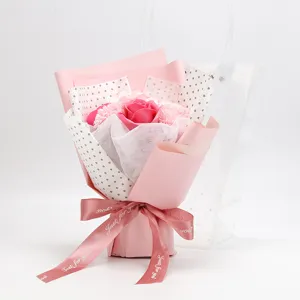 Detailweergave van het prachtige roze zeeprozen en anjers boeket, romantisch geschenk.