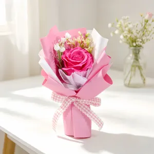 Gros plan d'un bouquet de roses en savon rose, cadeau pour la Saint-Valentin et les profs