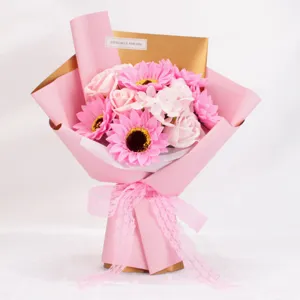 Detalle de ramo de flores de jabón con girasoles rosas y rosas en envoltorio de regalo