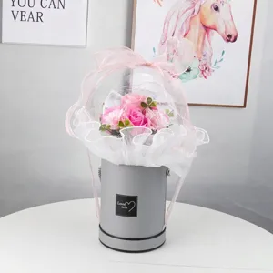 Gros plan de roses en savon roses dans un magnifique coffret cadeau Bobo avec nœud