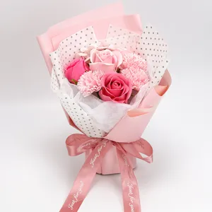 Roze zeepbloemboeket met rozen en anjers, elegant cadeau voor Valentijnsdag in detail.