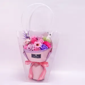 Elegant zeepbloem boeket met 11 rozen in een transparante geschenkverpakking