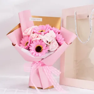Hermoso ramo de flores de jabón rosa con rosas y girasoles en elegante bolsa de regalo