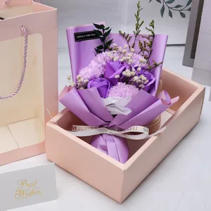 Elegante ramo de flores de jabón violetas con rosas y claveles en una caja de regalo rosa con tarjeta