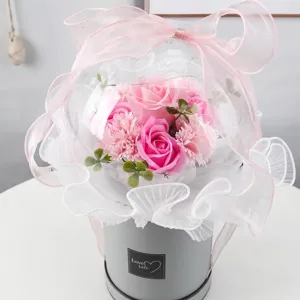 Bouquet de fleurs de savon élégant dans une boule acrylique avec roses roses et boîte.