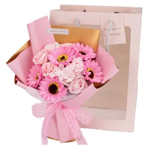 Vista detallada de ramo de flores de jabón rosa con elegante bolsa de regalo de papel rosa