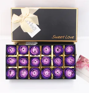 Luxe cadeauverpakking met 18 paarse zeeprozen en zwart-gouden Sweet Love verpakking
