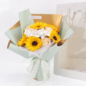 Vista detallada del ramo de flores de jabón con girasoles y bolsa de regalo
