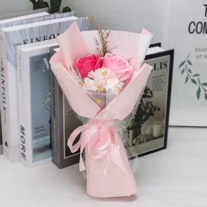 Vista detallada de un ramo de flores de jabón rosas con rosas y claveles elegantes