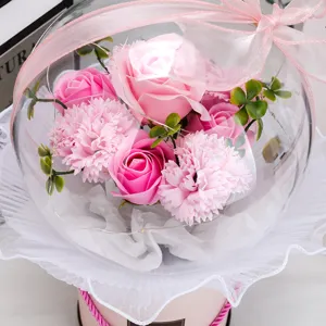 Gros plan de roses de savon roses dans une boule bobo acrylique avec des lumières LED