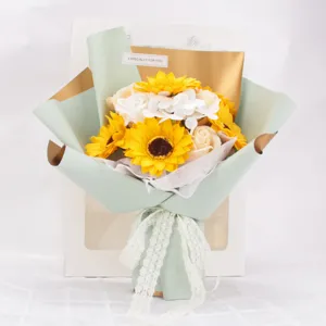 Detalle del ramo de flores de jabón con girasoles y rosas con encaje