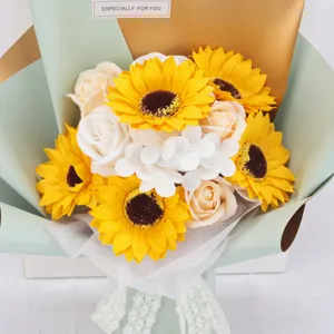 Vista detallada de un ramo de flores de jabón hecho a mano con girasoles y rosas