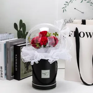 Vue détaillée de bouquet de fleurs de savon en bulle acrylique avec boîte noire