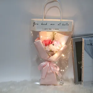 Ramo de rosas de jabón rosa con luces LED en bolsa de regalo transparente para San Valentín