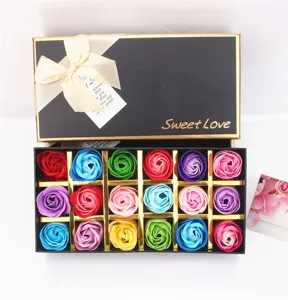 Elegante geschenkdoos met achttien kleurrijke zeeprozen en gouden Sweet Love belettering