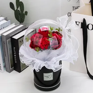 Élégant bouquet de roses de savon rouges dans une bulle acrylique avec des LED