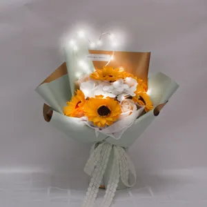 Ramo de flores de jabón con girasoles y rosas decorado con luces LED en forma de corazón