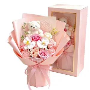 Rosa Seifenblumen-Rosenstrauß mit süßem weißem Teddybären und passendem Geschenk-Fensterkarton