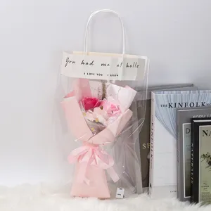 Primer plano de un ramo de rosas de jabón rosa con luces LED en una bolsa de regalo