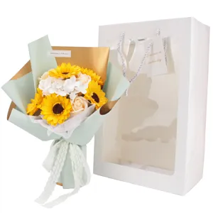 Ramo de flores de jabón de girasol y rosa con bolsa de regalo blanca con ventana.