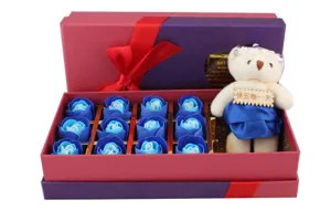Valentijn cadeaupakket met 12 blauwe zeeprozen en schattige pluche berenknuffel.