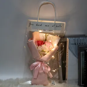 Detalle de un ramo de flores de jabón con luces LED en una bolsa de regalo transparente