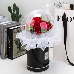 Vue détaillée d'un bouquet de roses en savon dans une boîte acrylique avec LED