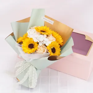 Vista de cerca del ramo de flores de jabón de girasol y rosa con caja de regalo rosada