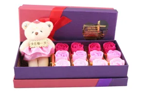 Roos zeepbloem geschenkdoos met schattige beer voor Valentijnsdag en lerarendag feestelijke viering.